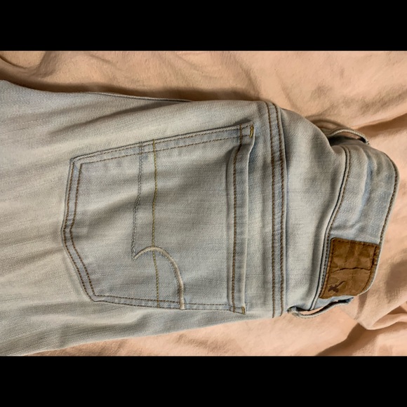 AEO Size 6 Light wash Denim - Picture 2 of 3
